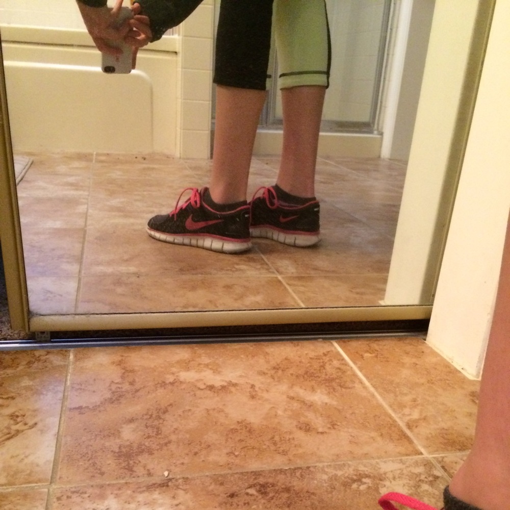 SALE! Pink and black Nike running shoes - Picture 4 of 4